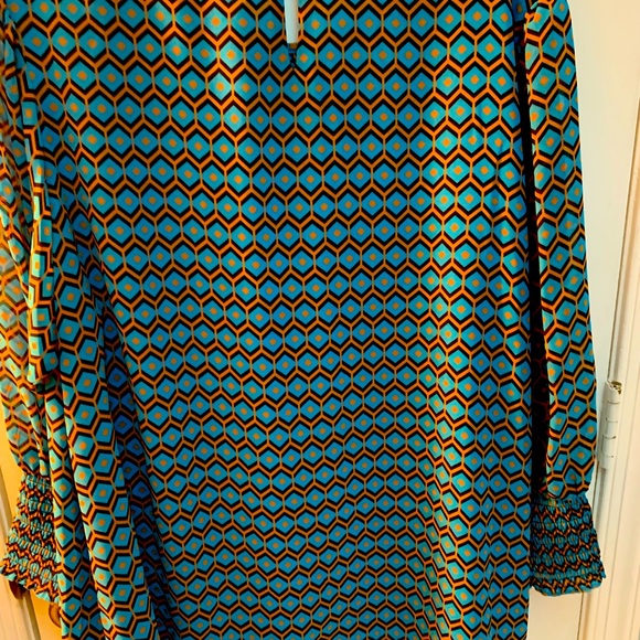 Calvin Klein Blouse you don’t want to pass up - Picture 9 of 9